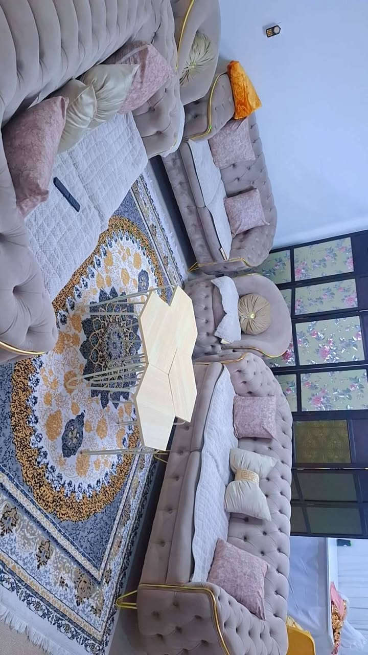 ئەم تاقمە قەنەفەیە بۆ فرۆشتن زۆر کەم بەکار هاتوەو تازەیە  لەسلێمانیم  نرخی 500 هەزارومعامەلەیەکی کەم *********** السليمانية, العراق
