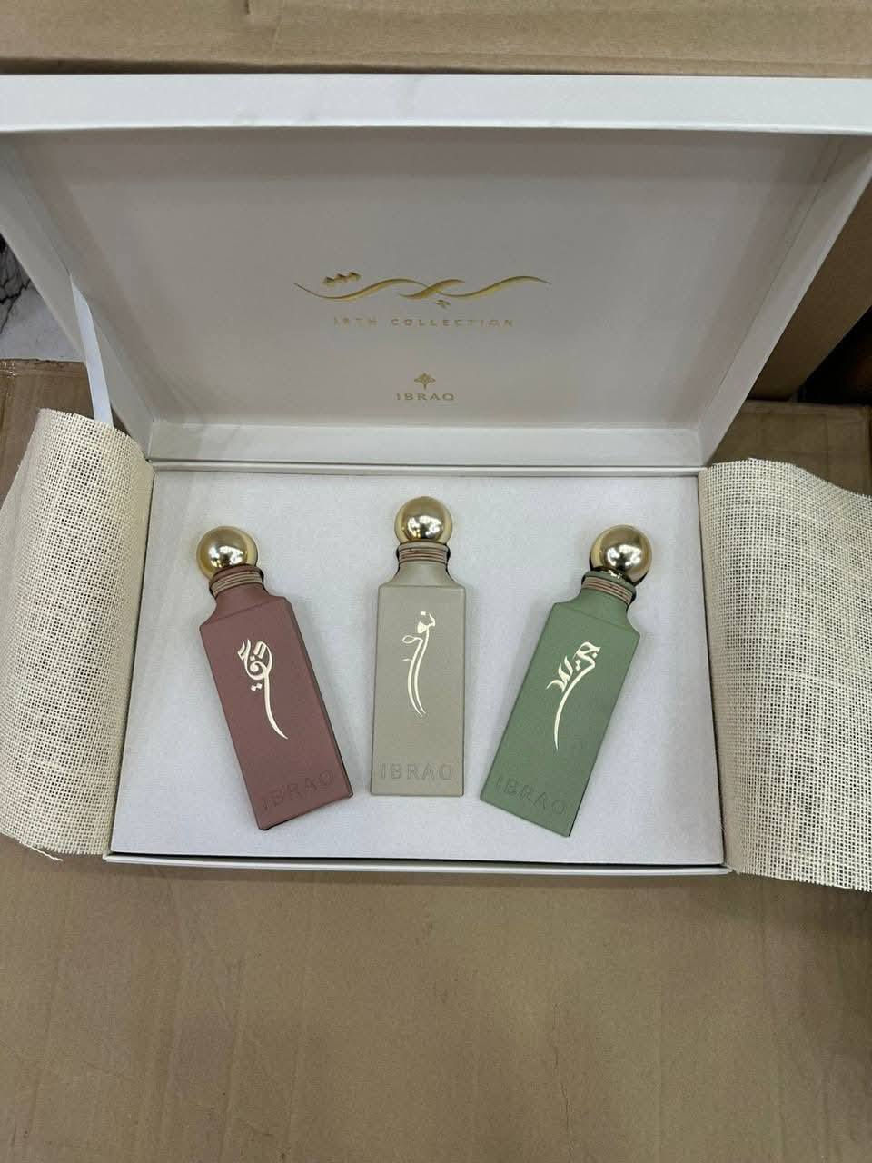 "بكج "إيرث" من إبراق إبراهيم القرشي 🌍
✨ عطور مركزة (Eau de Parfum) لثبات يدوم طويلاً
​عطر نوى (Nawa): "حلم البدايات" 
​رائحته: مزيج ناعم يجمع بين الرقة والقوة.
​المكونات:  المسك واللوز، يتوسطه جوز الهند والقرفة، ويستقر على قاعدة غنية من فانيليا  والعنبر. 
​عطر جريد (Jareed): "ظل الحياة" 
​رائحته: عطر أخضر منعش، يمنحك شعوراً بالسكينة والراحة.
​المكونات: مزيج من ورد الصحراء وعشب الليمون وقاعدة دافئة من الزعفران 
​عطر عذق (Athq): "هدية النخلة" 
​رائحته: عطر غني ودافئ 
​المكونات:  الهيل الزنجبيل، مع لمسات من الكاكاو واللافندر،


**إذا كنت صاحب هذا الإعلان وتريد حذفه لأي سبب، رجاءا أرسل رسالة إلى الدعم الفني**