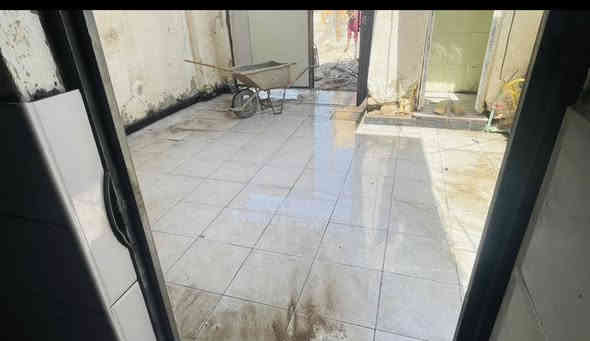 السلام عليكم دار للبيع  حي الفرات داخل فرع اسواق الجوهره  
مساحه ١٠٠ متر 

الواجه ٥

والنزال ٢٠

البيت مرمم جديد 

يتكون من غرفه وصاله ومطبخ  وطارمه وصحيات داخل البيت وبالطارمه  

للاستفسار ***********
