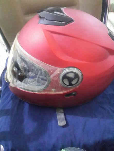 خوذة دراجة نارية جديدة لون ماروني حديثة السعر 25 الف وتساب *********** سامراء.
