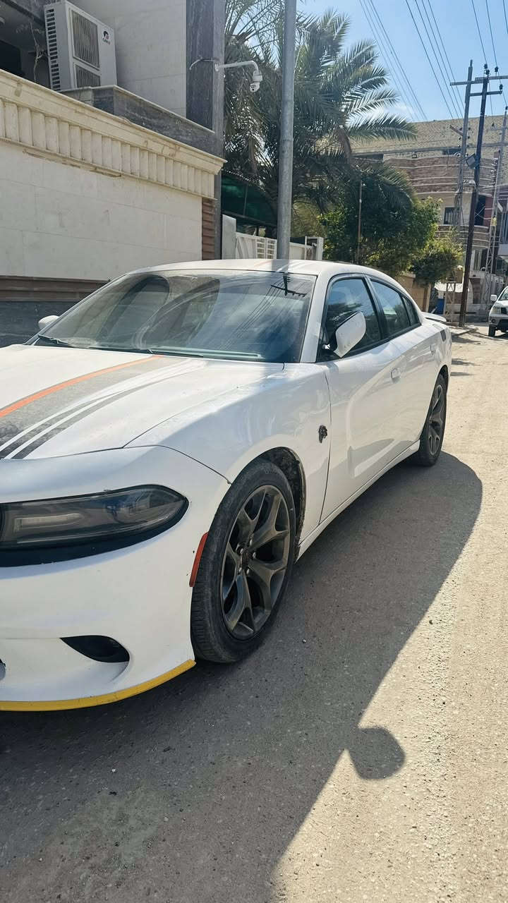 يا الله دوج جارجر 2015 اصل حادث بنيد فقط
المحركv6 عليها غرفه حديثه لون احمر واسود
شاشه جبيره السياره جاهزه من كلشي اي نقص مابيها من ناحيه محرك كير  تبريد كله سليم 
السياره رقمها ذي قار بأسمي حره 
السعر 180 بيها مجال قليل  ناصريه مركز ***********
