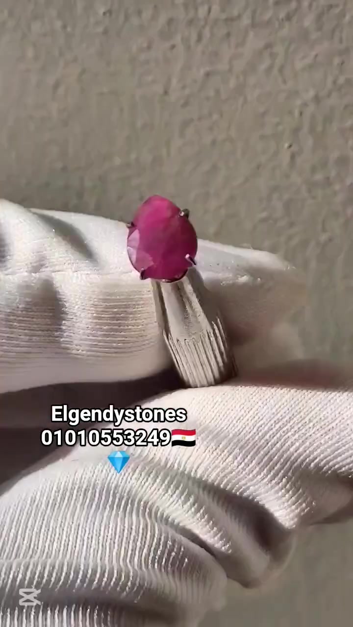 سر من أسرار الأرض.. ما هي الأحجار الكريمة؟ ✨💎
هل تساءلت يوماً لماذا تخطف الأحجار الكريمة أبصارنا منذ آلاف السنين؟ هل هي مجرد زينة، أم أن خلف هذا البريق قصصاً لا تُحكى؟
الأحجار الكريمة ليست مجرد "حجارة ملونة"، هي في الحقيقة معجزات جيولوجية! 🌍
ما هي الأحجار الكريمة ببساطة؟**
هي معادن (أو مواد عضوية مثل اللؤلؤ والمرجان) تكونت في أعماق الأرض تحت ظروف قاسية جداً من الضغط والحرارة العالية لآلاف أو ملايين السنين، ثم خرجت لنا في أبهى صورها بفضل صلابتها الاستثنائية وجمال ألوانها الخلاب.
ليه هي مميزة جداً؟
تعتمد قيمة الحجر الكريم على 3 عوامل أساسية:
1️⃣ الندرة: كلما كان الحجر أصعب في العثور عليه، ارتفعت قيمته.
2️⃣الصلابة: قدرته على مقاومة الخدش (زي الألماس اللي يعتبر أقوى مادة طبيعية).
3️⃣ الجمال (اللمعان واللون):** الطريقة اللي بيعكس بيها الضوء ويخطف العين.
💡 معلومة سريعة: هل تعلم أن "الألماس" و"الجرافيت" (اللي بنستخدمه في أقلام الرصاص) كلاهما يتكون من نفس العنصر الكيميائي (الكربون)؟ الفرق الوحيد هو الضغط والحرارة اللي تعرضوا ليهم!
سؤال لكل محبي الأحجار الكريمة:
لو قُدّر لك اقتناء حجر واحد فقط، إيه هو الحجر اللي بتحس إنه بيشبه شخصيتك؟ (ياقوت، زمرد، فيروز، أم شيء آخر؟) 🤔👇
شاركونا في التعليقات، وهل حابين تعرفوا إزاي تفرقوا بين الحجر الطبيعي والمقلد؟
#أحجار_كريمة #طاقة #جيولوجيا #معلومات #طبيعة #Gemstones #كوكب_الأرض #الجندي_للأحجار_الكريمة


**إذا كنت صاحب هذا الإعلان وتريد حذفه لأي سبب، رجاءا أرسل رسالة إلى الدعم الفني**