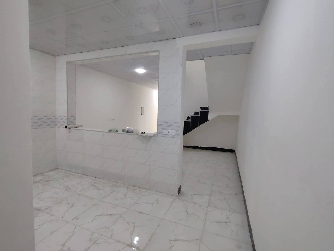 السلام عليكم
دار للبيع #تكريت الديوم ال١٦الف قرب الفلكة
 مساحه 100 متر واجهه 5 متر
 بناء حديث يتكون من 
3 غرف نوم
صاله وسطيه
مطبخ
استقبال
3 مجاميع صحيه
ارضيه بورسلين 
سقوف ثانويه
للاستفسار الاتصال *********** المدينة المنورة للعقار
