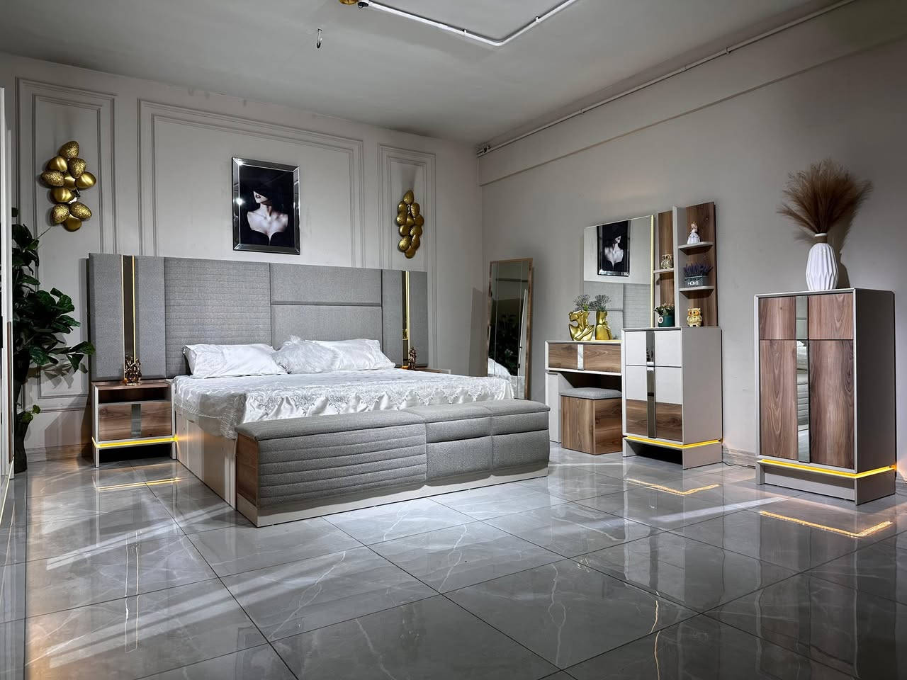 ✨ عرض الفخامة والأمان من جمعية التراث الاستهلاكية ✨
بشرى سارة لزبائننا الكرام.. توفرت الآن غرفة النوم (ميرت - 10 قطع) بتصميمها الساحر (بيجي وجوزي) مع أقوى عروض الدفع والضمان في الرمادي!

✅ نظام الدفع المريح:
نحن نسهل عليكم الامتلك بخيارات تناسب الجميع:
• السعر نقداً: 1,550,000 دينار فقط.
• السعر بالأقساط: 2,000,000 دينار.
• القسط الشهري: 130,000 دينار (أقساط مريحة وميسرة).

🛠️ ميزة الضمان الذهبي (خاص بجمعيتنا):
لأننا نثق بجودة أثاثنا، نقدم لكم ضمان (5 مرات) شد وفتح!
انقل غرفتك وأعد تركيبها بكل ثقة، فنحن نضمن لك بقاء المتانة والجودة كما هي في كل مرة.

📋 مواصفات الغرفة:
• طقم متكامل (10 قطع) بنظام إضاءة مميزة.
• سرير خزان (جك) بارتفاع 150 سم لراحة وفخامة ملكية.
• كنتور واسع (240×220×52) + دولاب إضافي (80×220×53).
• ملحقات كاملة: ميز تواليت (130×180)، كومدي، مراية قيافة، درور، وميز إضافي.

📍 العنوان: الرمادي - التأميم - القادسية الأولى - شارع النخيل - مقابل محطة النخيل.
📞 للحجز والاستفسار: ***********
جمعية التراث.. الجودة التي تستحقها، بالدفع الذي يريحك.
