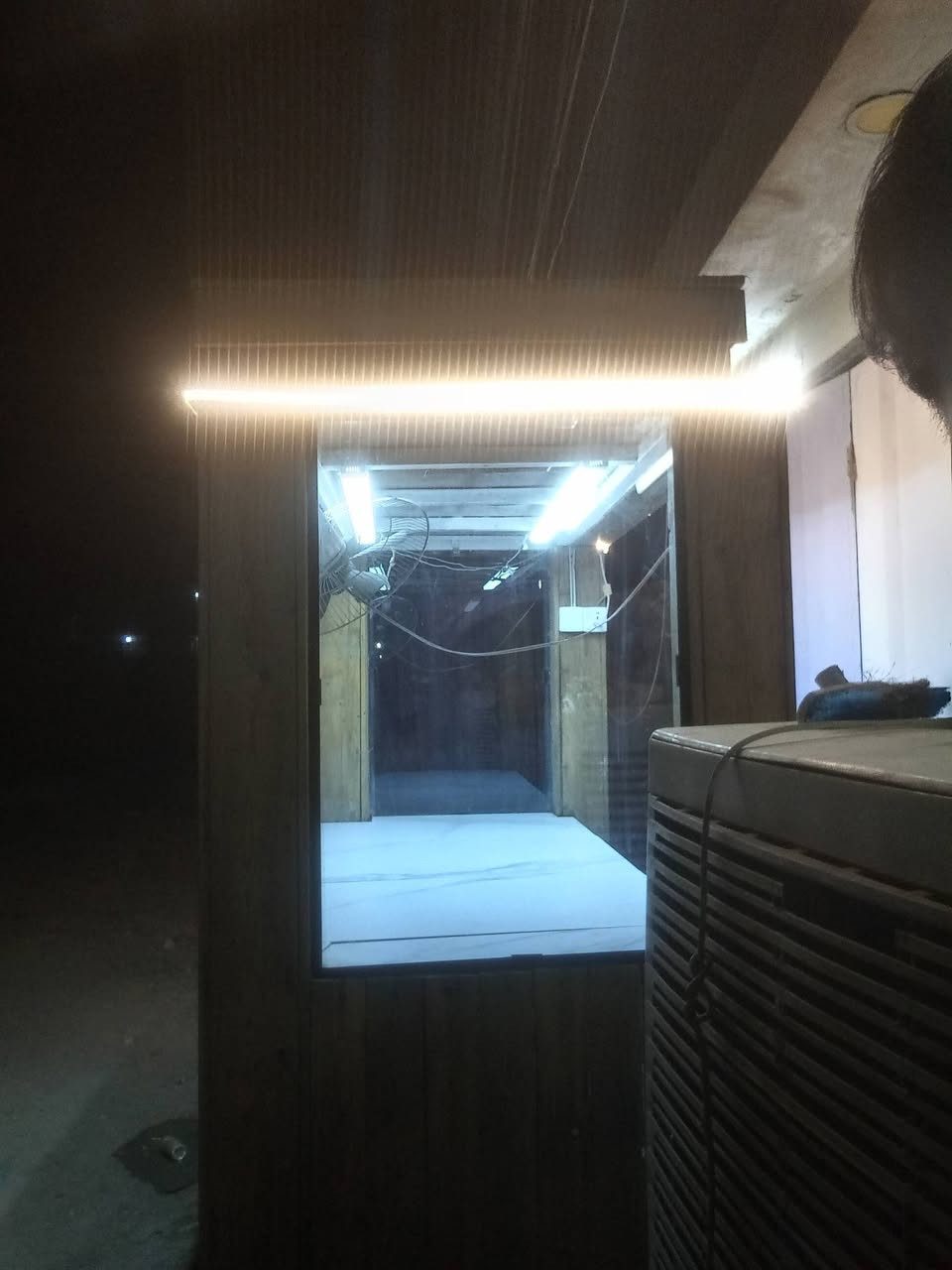 السلام عليكم عربانه كبيرة تفصال تزكام شغل درجه اولى ترهم لكل شي ومغلفه بورسلين وجوة البورسلين اكو فتحه جدر ترهم بالشتاء لبلبي او غير شي. الصفاح كلهة جام وكهربائياتهة كامله مخفي العنوان بغداد ***********
