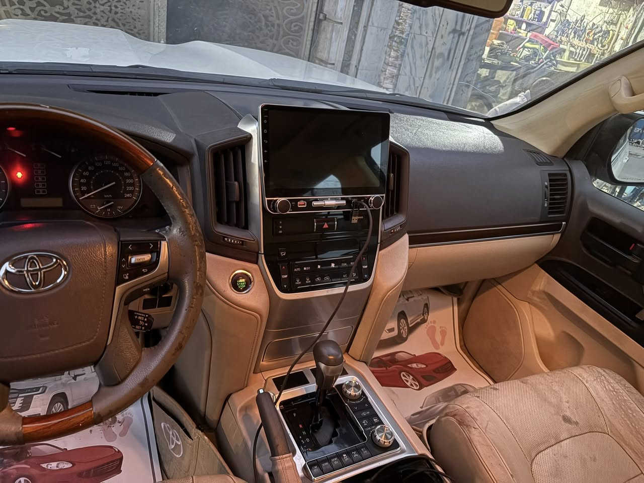 سلام عليكم لاند كروزر موديل 2018 بيهه طخة بل بجم سونارهه موضح بل منشور رجاً شوف سونار وخابر للبيع فقط مراوس ماكو مكان سياره بغداد السعر 35 يعني 3 شدات ونص اتصال *********** غير متواجد على فيس
