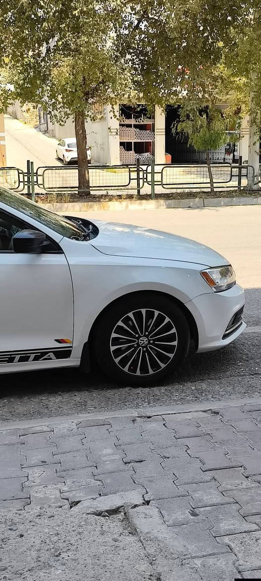 للبيع جيتا مديل 2015 شكل ال16 وارد امريكي
محرك 1.8 توربو 

بصمة تشغيل 

تدفئة كشنات 

تحكم استيرن جهتين 

تحكم مري وهيتر 

شاشه كار بلي ومرر لينك 

مرايه داش كام تصوير خلفي امامي وتسجيل 

تخم تاير جديد نوع اكسليريا اندنوسي ارتفاع ٦٠ معليها شويه 

صدر امامي جديد بالكامل نفظ ومشط استيرن جديد مصار هواي من بدلته ودبلات خلفيه جديده 

منضومة ماء جديده بالكامل راديتر وجوينات واتربم ومساعد واتربم وعكوسه وبراد كله جديد قطرة ماء متنقص 

لايتات زوج جدد وشباك Gli جديد 

حادث السياره جاملغ ايمن فقط مبدل ومصبوغ وبنيد مبدل ومصبوغ والدوسه جهة اليمنه بيها صبغ 

السياره بيها كود واحد فقط مال البوابات الي تصير بالدعاميه ملغيه 

السعر 110$
***********
