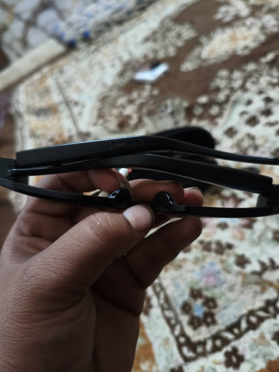 للبيع نضارات كامره سريه امريكيه الصنع
... فيديو وصور عالية الدقة: التقط مقاطع فيديو عالية الجودة وواضحة بدقة Full HD 1080P وصورًا عالية الدقة باستخدام 
الكاميرا المدمجة.1 تصميم متميز:// 
تم دمج الكاميرا بشكل خفي في إطار النظارات، مما يجعلها غير واضحة ومثالية لالتقاط اللحظات الصريحة.
عدسة واسعة الزاوية//: تضمن لك العدسة واسعة الزاوية التقاط منظور أوسع، مما يجعلها مثالية للقطات الحركة والمناظر الطبيعية
التشغيل بضغطة زر واحدة: يمكنك بدء التسجيل وإيقافه بسهولة من خلال التشغيل البسيط بزر واحد، الموجود على جانب النظارات.
دعم بطاقة مايكرو اس دي: تتيح لك مساحة التخزين القابلة للتوسيع مع دعم بطاقة MicroSD (البطاقة غير مضمنة) تسجيل مقاطع فيديو أطول والتقاط المزيد من الصور
بطارية قابلة لإعادة الشحن: توفر البطارية المدمجة القابلة لإعادة الشحن الطاقة اللازمة للتسجيل ويمكن شحنها باستخدام كابل USB المرفق.... 
تسجيل حر اليدين: ارتدي النظارات مثل النظارات العادية للتسجيل بدون استخدام اليدين تمامًا، مما يسمح لك بالتركيز على اللحظة.. واتساب ***********
