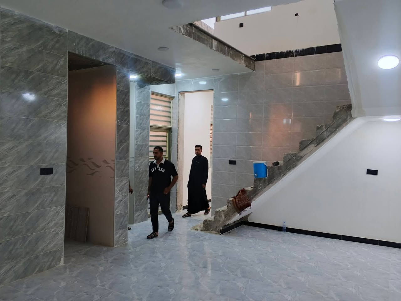 بيت في الحلة حي الطهمازية جديد مامسكون إلى الآن
المساحة 155 متر
الواجهة 7 متر
والباقي نزال
طابقين، فوق غرفتين وصحيات
والطابق الأرضي صالة ومطبخ وكلدور ومجمع صحيات وغرفة
البيت جاهز عدا نقوصات بسيطة واضحة بالصور والفيديو داخل التعليقات
نوع السند: طابو زراعي سند 25 تحويل مباشر
العنوان: عمود 99، تنزل بالفرع 350 متر فقط
الخدمات كاملة: ماء، كهرباء، تبليط
#للاستفسار_***********
