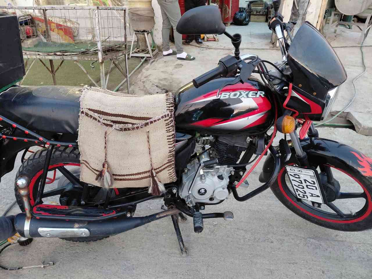 بوكسر كلاسك  موديل 2020  مرقم انكليزي باسمي دراجه مكينة مفتوحة اما باقي تفاصيل الدراجه كاملة زوج تايرات جدد  دبلات بعدهم ابلاديات كهربائيات كلهن شغالات ماشية 20 الف للعلم ممشتغله دلفري استخدام شخصي فقط ورقمتهه بيدي    رايد مراوس بدايوان  ماريد مرقم    الي يحب يراوس  هذا رقمي ***********  تحياتي  للجميع اخواني
