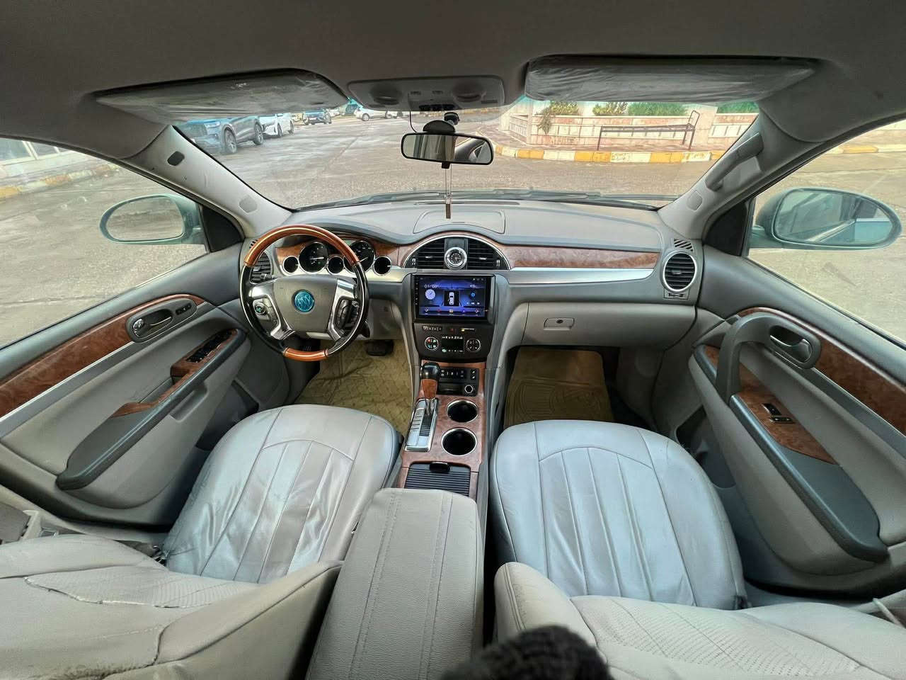 احترامي للجميع  وتم التنزيل السعر من 93 الى 85 متوازي
الرقمين بيهن واتساب ***********– ***********
ملاحضه. السياره احلى من الصور 
للبيع شوفرليت بيوك امريكي رآسي ملكي موديل 2010 فول مواصفات سعر السياره  85 ورقه و مجال    محرك V6  محرك  نفس امباله او ترافس  سياره 7 راكب  و تبريد 3 قطع كير ومحرك  بشرط جديد  طخم اما مي خلفي بشرط  وطخم تايرات اخو الجديد  سياره بكل معن الكلمه نظيفه و مفوله مواصفات  كلشيي بالسياره بشرط  انا سياره صابغها عام فقط جماليه جانت جارده و صبغتها  كفاله مابيهه اي حادث  سياره  قبل 15 يوم جدتها  هزه جيد رقمها دهوك بسمي تحويل نفس اليوم احولها بسمك   مكان السياره قضاء عقره بين اربيل و دهوك دهوك, العراق
