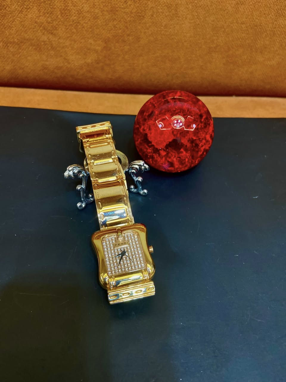 ساعة نسائية فاخرة من ماركة  FENDI الشهيرة صناعة ايطالية اصلية نادرة  لون ذهبي ثابت  سير معدني تحتوي على رقم تسلسلي ورقم رمزي شكل مميز والمينا مرصعة بالكامل  بالكرستال الحقيقي وزن ثقيل تصلح للعرائس او الحفلات الراقية
السعر 375


**إذا كنت صاحب هذا الإعلان وتريد حذفه لأي سبب، رجاءا أرسل رسالة إلى الدعم الفني**