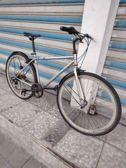 السلام عليكم ورحمة الله وبركاته
بايك موديل سي ٧٠٠  حجم ٢٨ 
باله ياباني وضع حاويه فول  
نضافه فول فول موصفات
  سستم كامل شيمانو
يدات فر شيمانو اصلي 
السعر (  100  الف) 
عكرب ماركه اصلي  شيمانو  
  لون ميمز رصاصي 
كير ٦ / ١ شغال سستم كامل 
غير مستخدم داخل العراق
ويل طبقتين مختم 
عنوان المحل بغداد شارع الفلاح 
هاتف *********** 
الاستفسار واتساب
