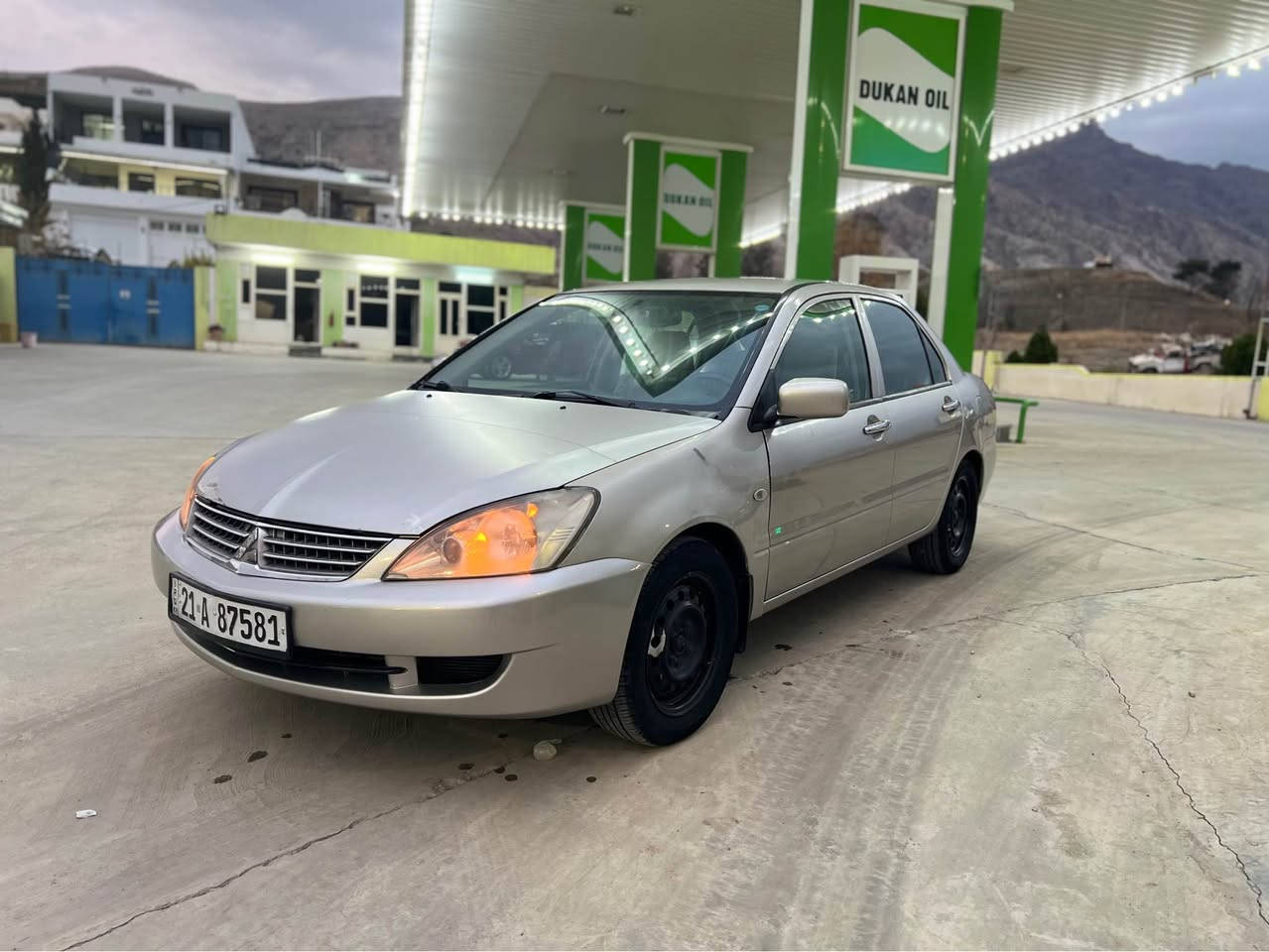 لانسه ر مؤديل ٢٠٠٩ گير تؤماتيك مه كينه گه وره ناو زه رد شاشه ئايپاد و كاميره يه سه ياره يه كى زؤر بي مه سره فه و باكه سه نه وي تازه يه ٤ بارجه و به له يه كى  بؤياخه بي ناو كرتن  قرجيكى بجوكي هه يه كه شايه نى باس كردن نيه جال و شوخت و كارتي نيه ده عامى بؤ ده عامي به شه رت  
***********
*********** دخان, السليمانية
