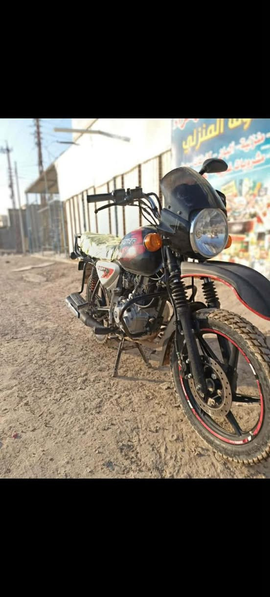 السلام عليكم دراجه بوكسر جبلي  مديل 2022 مكينه ما مفتوحه دراجه بيه فقط لاستيك ولف دراجه جاهزه تايرات جدد مكاني 
سعره (1150 ) بيه مجال حك الجيه النهروان رقمي ***********
