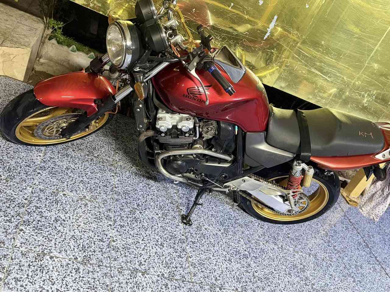 سيبي 400دراجه مامسجله بعدهي طك كارتون مكفوله كفاله عامه مكفوله حته إذا كلوب محروك سعر 25بيها مجال ***********مكان رمادي
