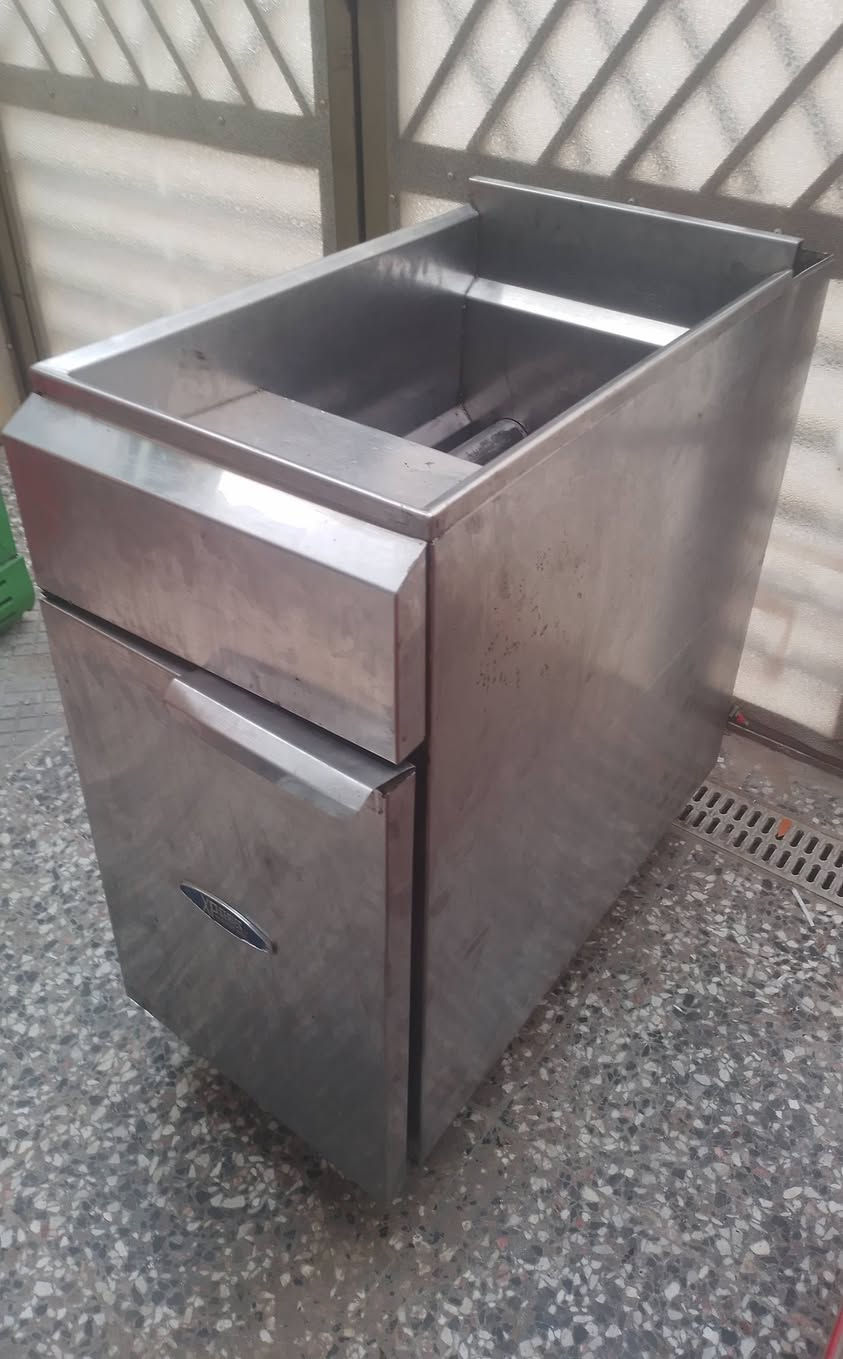 قلاية كنتاكي او فنكر ٣ مدافع
شغالة عل الفحص 
ب ٢٠٠  الف
بغداد الشعب ***********
موجود اتصال واتساب
