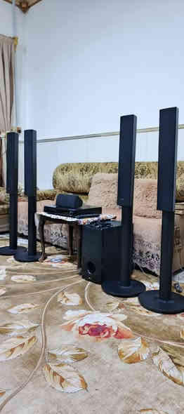 السلام عليكم .
اليكم تحفة من التحف في عالم الصوتيات .
جهاز مسرح منزلي و مضخم هوم سينما سيستم ماركة LG  نظام تشغيل حديث . 
 كامل المواصفات ...استيراد وكالة الكويت . 
نظافة ممتازة جدا جدا  بلادي بدون تصليح او ضرر و شغال بالكامل .
القدرة الكلية للجهاز تقريبا 1000 واط  يشغل 6 سماعات .
ملحقاته  ريموت  تحكم وكيبل HD  مع كيبل اوبتكل و التوصيلات…  المواصفات :
مشغل جمیع الاقراص  DVD و CD وMP3 يعرض عالشاشة فول HD .
بلوتوث  للربط مع النقال او الشاشة السمارت .
فلاش رام .
2 اواكس مضخم صوت لربط النقال او الشاشة او اي جهاز  اخر وربط البلوتوث الخارجي عالاوكس
اوبتكل لربط كيبل ضوئي مباشر مع الشاشة .
2 فتحة ادخال لربط لاقط مايكرفون .
راديو باحث + AM FM .مع خزن قنوات مفضلة 
مع خاصية ايكولايزر للتحكم بنغمة الصوت والتضخيم وتقسيم للسماعات التي تعمل بالنظام المسرحي المحيطي و نظام الاستيريو عالي الوضوح ..شغل الجهاز جدا ممتاز من علو بالصوت وتضخيم دمام قوي ..صوته خرافي  واضح و مجسم .
خلاصة الكلام ان الجهاز راقي و شغله ممتاز بمعنئ الكلمة .
السعر  ٢٠٠  الف نهائي اخوان من الاخير .
واسأل عن سعر الجديد بالوكالة .
للاستفسار او المراسلة عالخاص بلا زحمة او 
*********** البصرة . موجود توصيل شركة .
