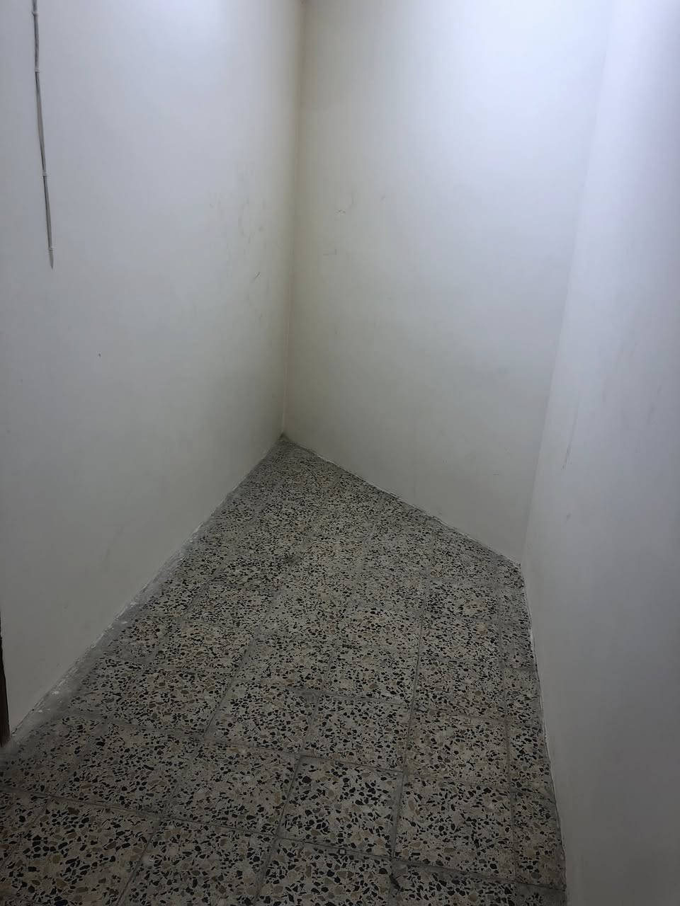 للايجار طابق ثاني معزول من بيت كراج وغرفتين كبيرة وصالة كبيرة ومطبخ كبير  وخدمات الموقع شارع الضباط  خلف اعدادية الوزيرية للبنات السعر ٨٥٠ المساحة الكلية ٢٠٠ متر للاستفسار ***********
