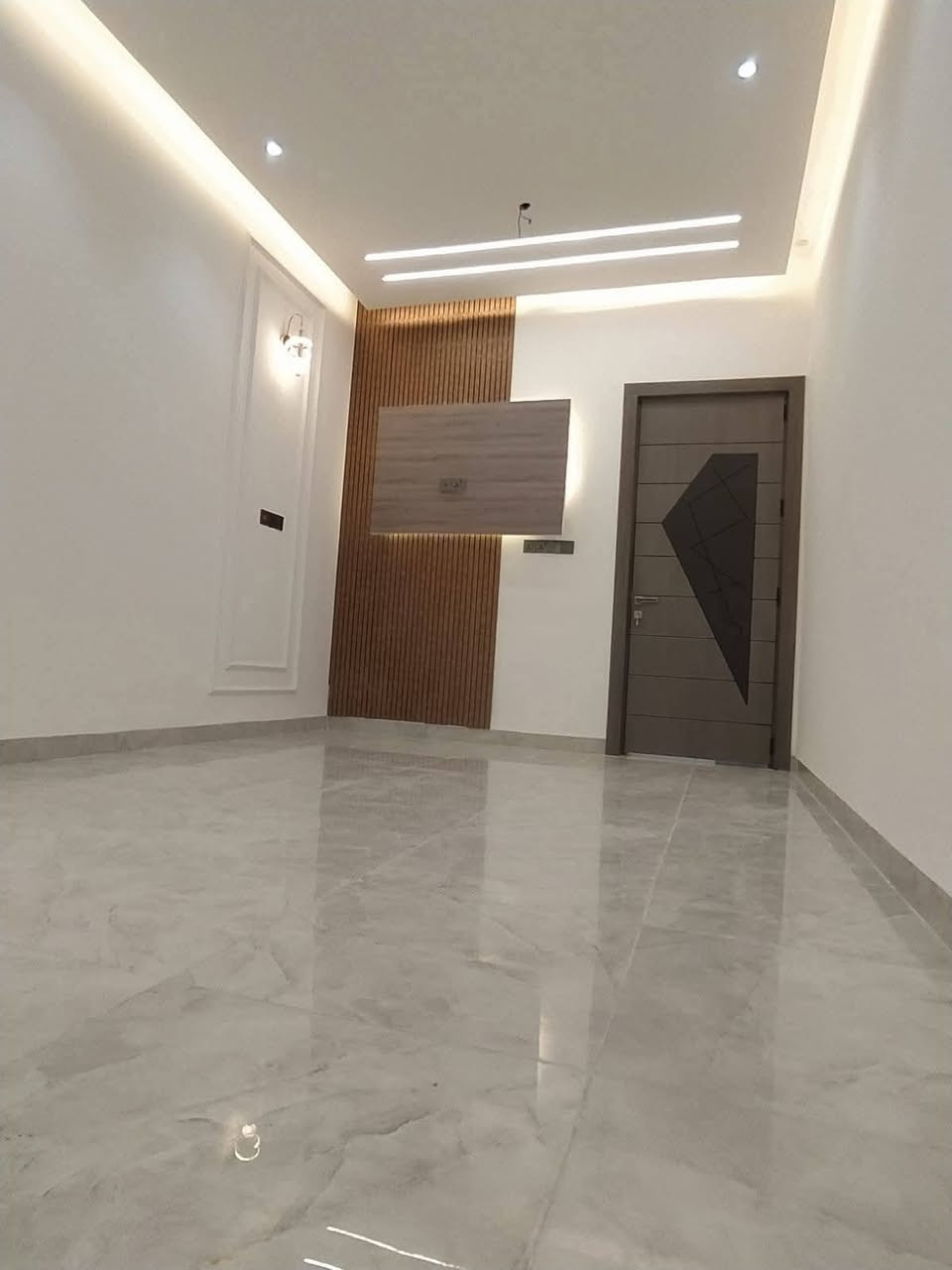 دار_للبيع بناء حديث حله_نادر_الاولى حي الزيتون
المساحة 130 متر طابو زراعي سند25 

طابقين ثلاث غرف نوم وصاله وكليدور مطبخ وجمع صحيات  كراج سياره 

عرض الشارع 10متر تبليط مجاري كافة الخدمات 

للاستفسار الاتصال 
***********
مراجعة مكتب سومر للعقار نادر الاولى على الشارع الخدمي قرب حسينيه حنتوش
