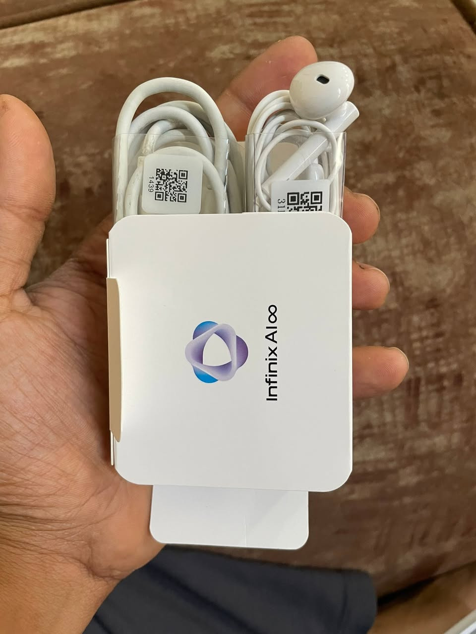 السلام عليكم للبيع جهاز infinix not 50
نظيف جدا استخدام قليل كما موضح بالصور
مع كامل ملحقاته شاحنة والسماعة والواير الاصلي والبوربانك الاصلي مال جهاز لاسلكي 

الجهاز ذاكرة 256 كيكا برام 16 كيكا 
معالج mediatek helio G100 ultimate قوي وسلس جدا بالاستخدام  والالعاب 
تشغيل 144 هيرتز بشاشة AMOLED 2160 Hz 
الجهاز بالكامل يدعم Ai 
سماعات محيطية استيرو من JBL 360
كاميرا أمامية بدقة 50 mp
تصوير الفيديو 2k 30 فريم 

يدعم الشحن السريع 45w 
بشحن لاسلكي 30w 
نظام تشغيل اندرويد 15 
وباقي المواصفات مذكورة بالصور 

السعر 250 العنوان بغداد الكرخ 
للتواصل والاستفسار الاتصال ***********

