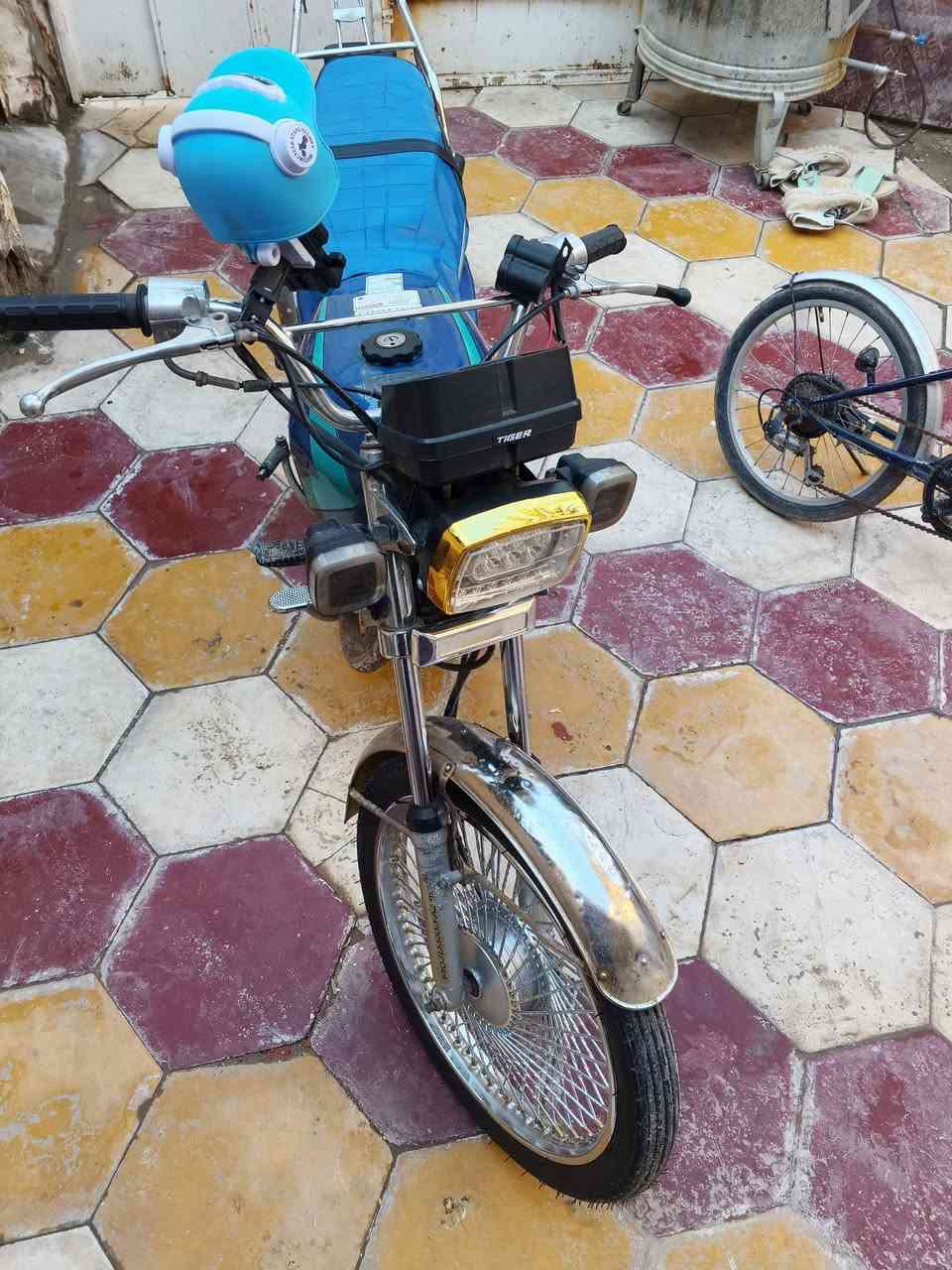 سلام عليكم شباب دراجه تايكر جاهزه دراجه من كلشي مابيه اي شي نقص
دراجه اصوليه سعر 525 وبيه مجال علفيس مامتواجد رقمي 
 *********** @
