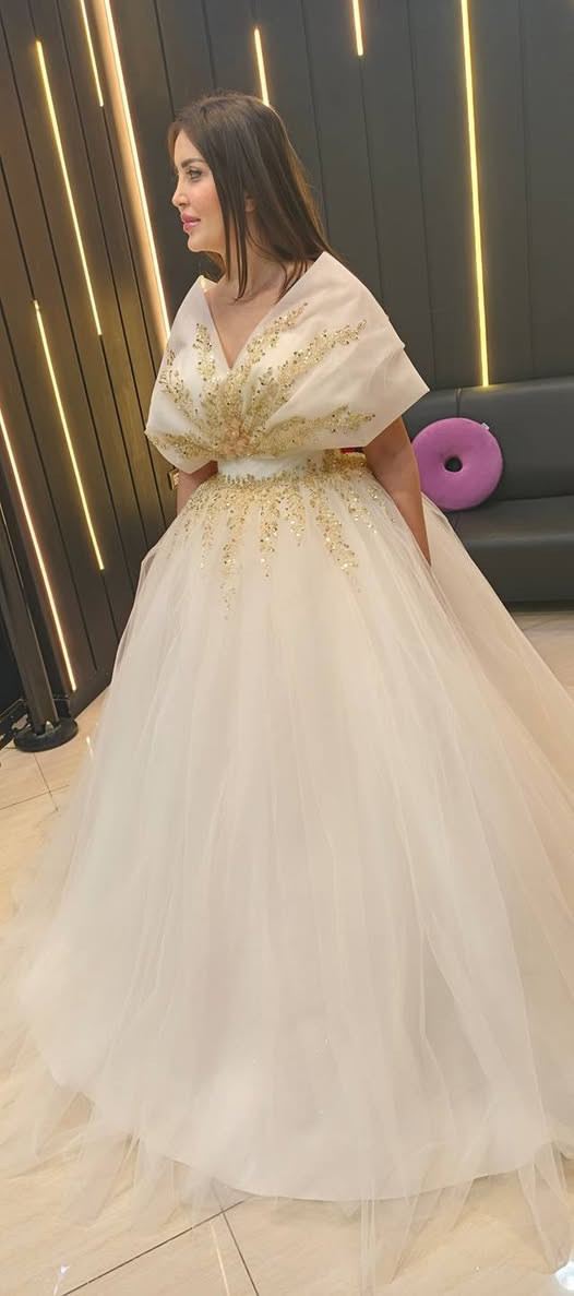 عروض بدلات حنه وعرس مع صالون 
:عروض خاصة بمناسبة السنه الجديده
 بدلات حنه وعرس مع صالون حنه وعرس 350 اللف مع فستان هديه
 فقط بدلات حنه وعرس بدون صالون 200 اللف مع فستان هديه
 بدله عرس مع صالون 250 الف
 بس بدله عرس بدون صالون 150 مع فستان هديه
 بدله مهر مع صالون 150اللف
 بس بدله مهر بدون صالون 75 اللف
 زورنا سنتر عروس بيروت وصالون سحر العيون
: الدوره حي الصحه الشارع التجاري فوق عراق بركر مقابيل تخفيضات سنتر للاستفسار اكثر ***********
