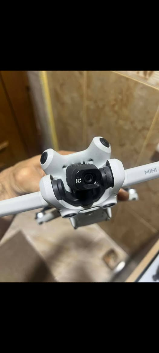 السلام عليكم  // درون ميني 4 برو نظيفه مشكلتها مغفوله بحساب  الجوستك موللبيع فقط فحص تباع فقط درون وبطارية
