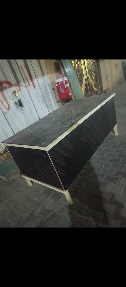 ميز للبيع سعر 100 وين ماتريده يصير قوي شغل دراجه اولى مرتب 
قياس مترين في متر 
***********
