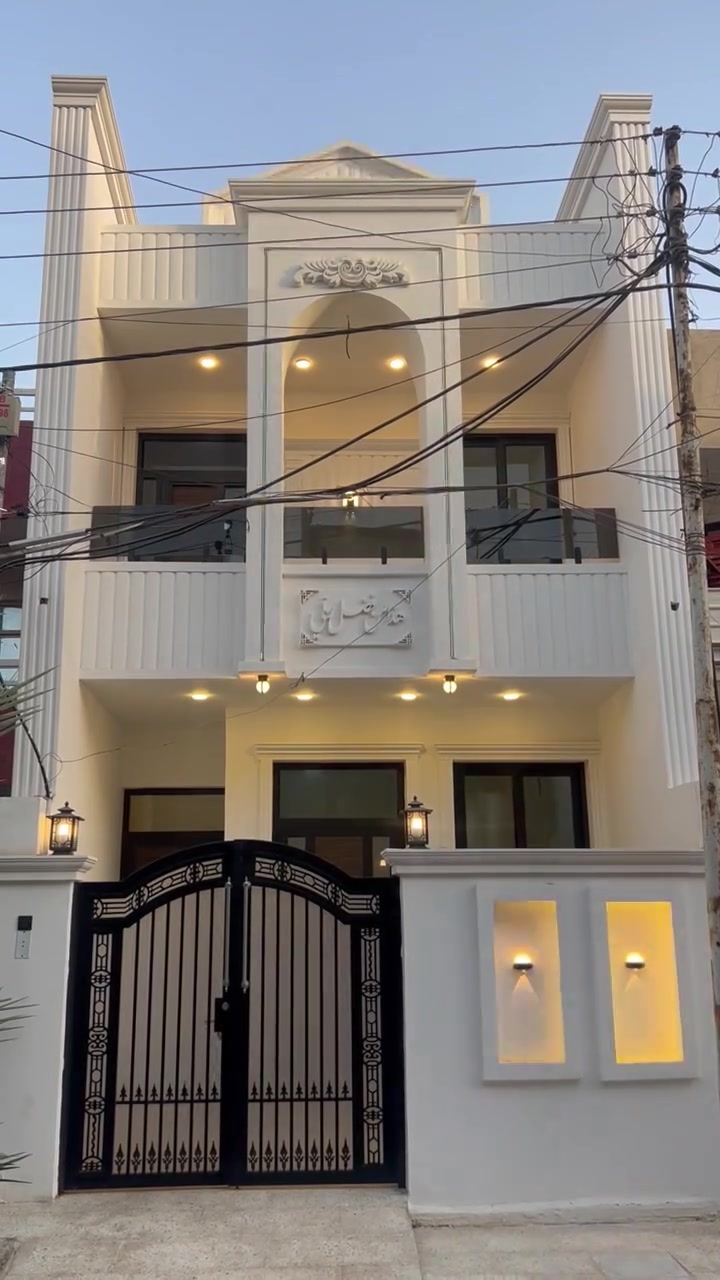 ✋️ السلام عليكم ✋️
👈 رقم إعلان (990)
👈 مكتب عقارات حي الحسين
🏡 #للبيع_بيت_درجة_أولى_بناء_حديث
📍 الموقع:
بغداد / الكرخ / حي الحسين
مجاور سياج شارع مطار بغداد

✨ مواصفات العقار:
📐 المساحة: 125 متر
📏 الواجهة: 5 متر
📏 النزال: 25 متر
🏗️ بناء حديث سنة 2026
🚫 الدار غير مسكون

✨ تفاصيل الدار:
🔹 الطابق الأول:
صالة واسعة ومريحة + مطبخ عملي + حمام + منور + غرفة نوم
🔹 الطابق الثاني:
غرفتا نوم + خدمات صحية
🔹 الطابق الثالث:
غرفة نوم ماستر + سطح
🌟 تصميم عصري وتشطيب ممتاز
🌟 موقع مميز وهادئ قريب من جميع الخدمات
🔹️🔹️🔹️🔹️🔹️🔹️🔹️🔹️🔹️🔹️🔹️🔹️🔹️
📞 للاستفسار والاتصال:
***********
***********
📍 موقع المكتب:
بغداد – حي الحسين أبو طيبة

🔗 صفحة فيسبوك عقارات عمار أبو طيبة:
https://www.facebook.com/share/1BPyympuMk/?mibextid=wwXIfr
