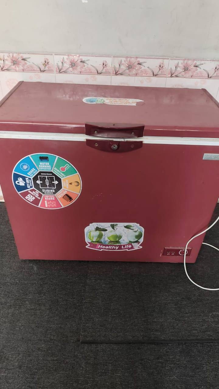 السلام عليكم مجمده جديده مامستخدمه هواي للبيع ب٢٥٠ وبيها مجال
*********** كربلاء, العراق
