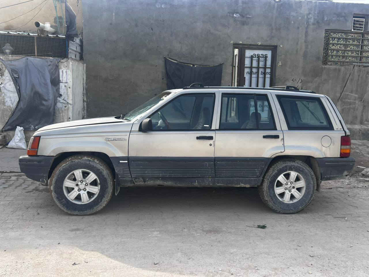 السلام عليكم جيب شيروكي موديل 1994
محرك 6 سلندر بلادي والكير بلادي 
تخم تايرات جديده حداديتها زينه 
رقمها الانبار 
مكانها نجف سعرها 40$ وبي مجال 
***********
