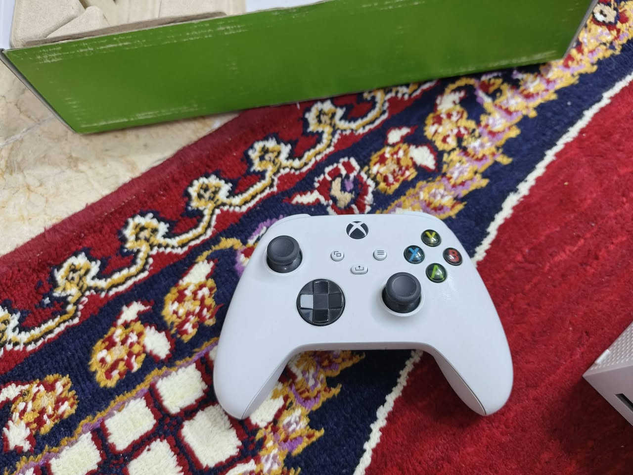 اكس بوكس سيريس اس نضافه 99/100 جهاز لا داخل صيانه ولا مفتوح على ايدي كل ملحقاته ويا  بي العاب حوالي 20 لعبه ريديد ردمشن 2 و 1 و لعبت راست الجيل القديم و الجديد و جيتي اي فايف *********** للتواصل واتساب

