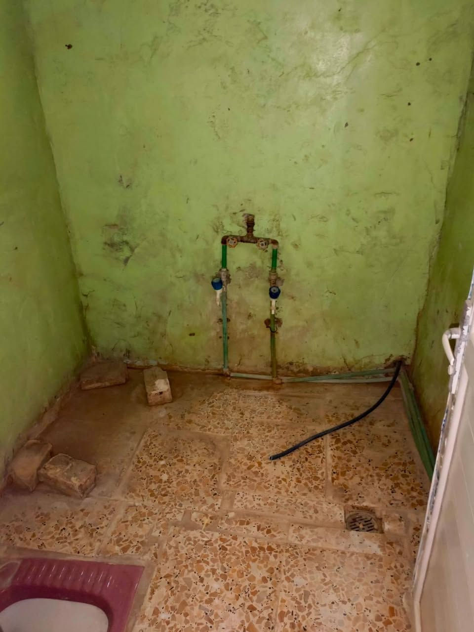 للبيع مكانه مقابيل باب الخروج مال المطار مساحه ١١٠ متر فارغ حالين ٣٥ وبي مجال اي استفسار على الرقم الموجود ***********
