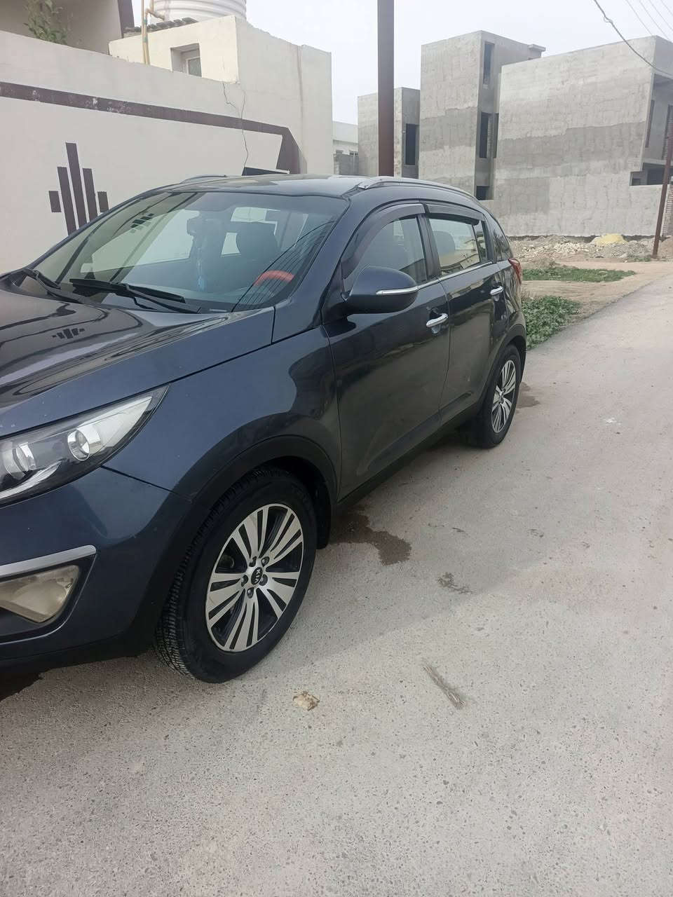 سلام عليكم سبورتج موديل ٢٠١٤ امريكي ضرر جاملغ خلفي والبرواز مصبوغ عام ماشية ٩٥ الف ميل مكينة جديدة وصدر امامي خلفي جديد ويل كب كروم السيارة جديدة مال جني رقم بغداد تحويل ثاني يوم السعر ١٠٠ و بيهة مجال حك الجية المكان تقاطع القدس هاتف ***********
