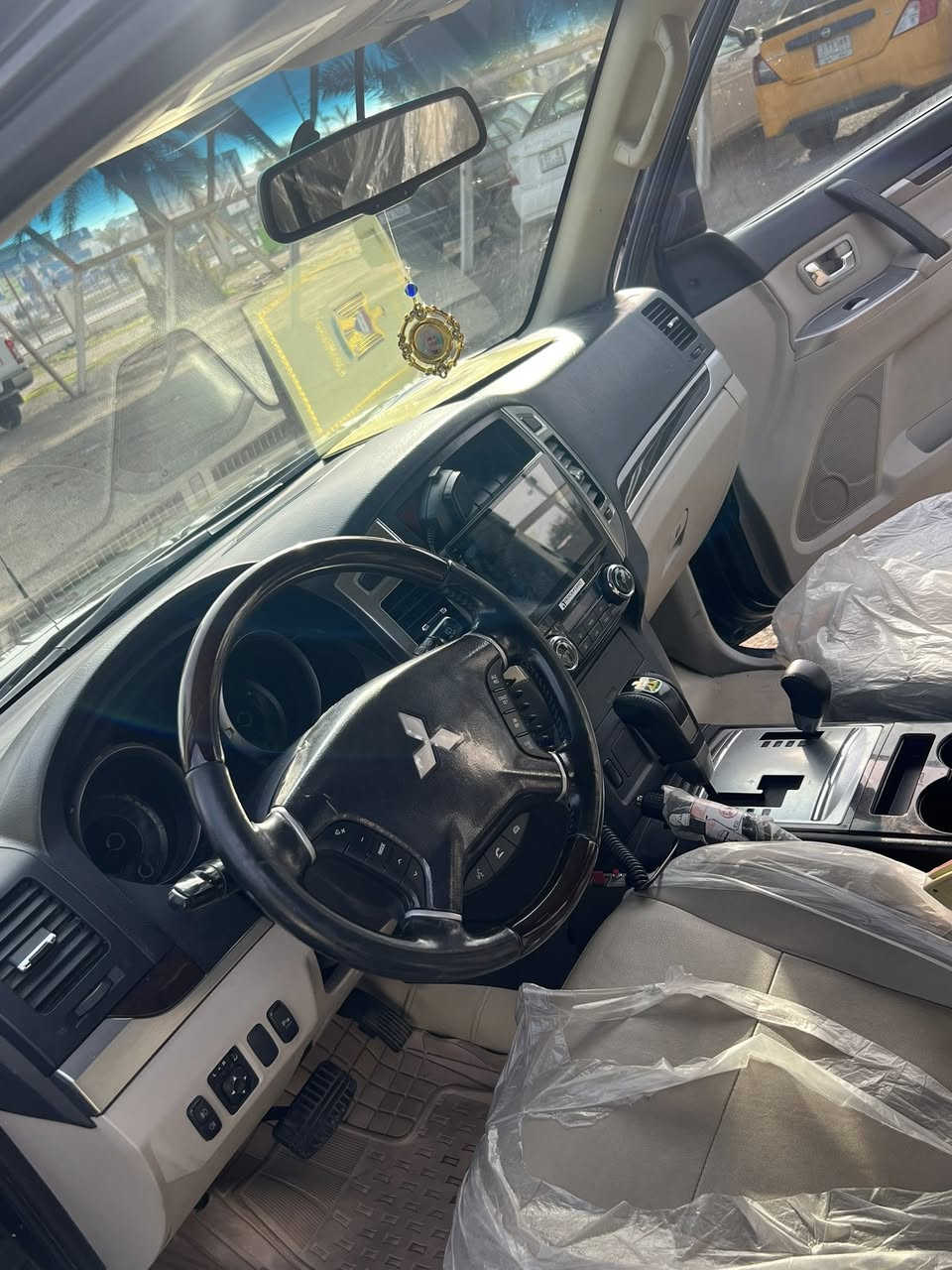 ٢٠١٦
حبتور فول مواصفات خليجي 
تايرات جبلي اصلي وياله  اصلي ٩ انج 
مروحه كهربائي اصلي بدال مروحه الكلج تبريد ثلج وحماوه اقل نص لايتات امامي محدث مع عدسات ولايت اصلي سياره مابيها اي عيب كير محرك اكسل كلها بشرط ماشي ٩٠ الف كيلو حقيقي 
وياله بلادي ومروحه كلج باقيات هم 
سعر ١٥٠بيها مجال صبغ صفحه السايق بدون حادث آثار شخوط وكذا وتحياتي
مكاني كركوك ***********
