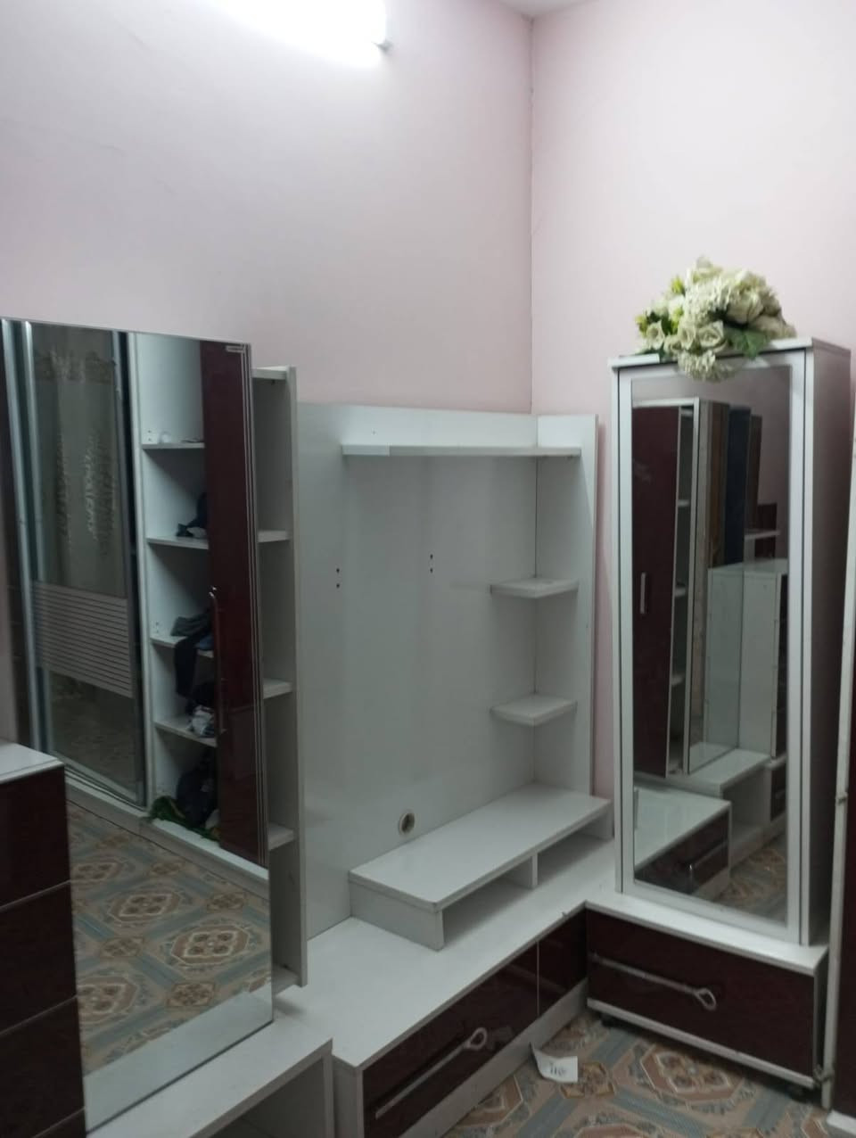 سلام عليكم
غرفة نوم للبيع
مثل ماموضح بصوره نضافه ٩٨٪
غرفة اخت الجديده اصليه ثقيل
فقط براغيها ماموجوده
شراي التواصل فقط واتساب
***********
