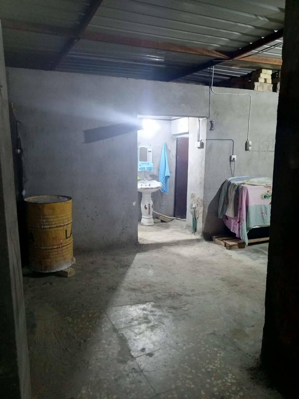 السلام عليكم
بيت للبيع زراعي المساحه ٢٦٠ متر العنوان بالسده حي النصر الثاني تفاصيل البيت غرفتين وصاله وستقبال ومطبخ وصحيات + طارمه كبيره البيت نضيف وخدمات كامله السعر المطلوب ( ٤٣ ) مليون وبي مجال بصيط الاستفسار > *********** // ***********
