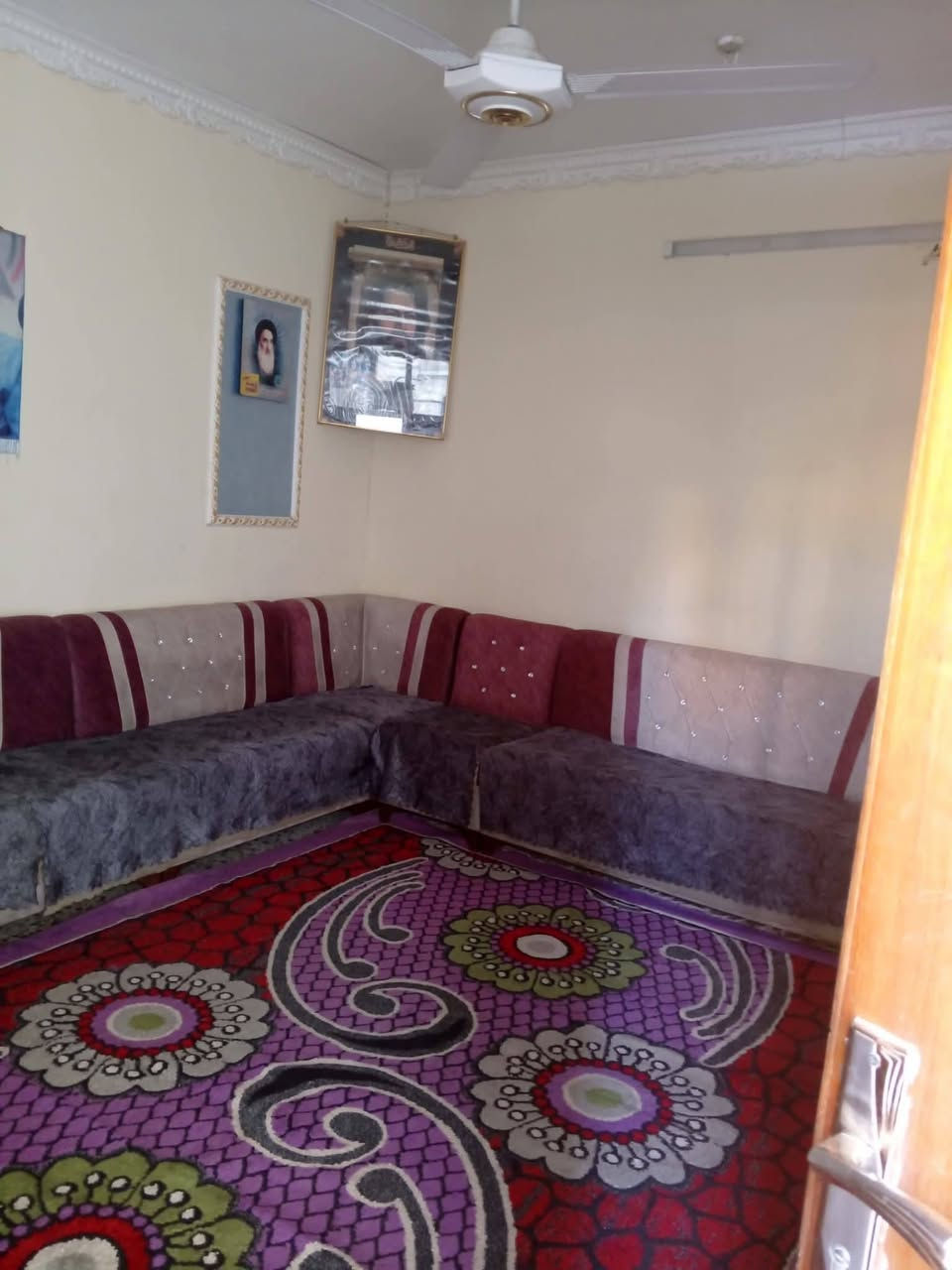 السلام عليكم بيت للبيع حي طارق شارع الوسط قرب حسينيه ابو صالح مساحه 175متر سعر 150وبي مجال ***********
