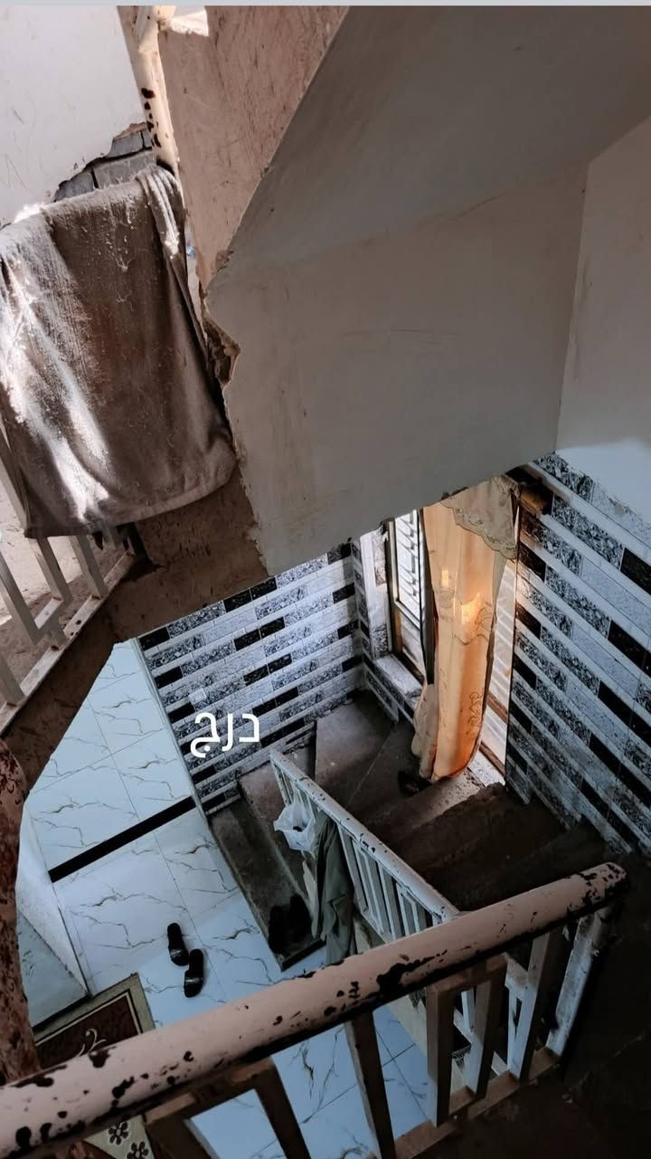 سلام عليكم بيت مساحه 87  طابغين طابغ الثاني بي غرفتين وحمام ومنور صاله مال درج وطابغ الول بي حمام واستقبال وصاله ومطبخ  طابغ الثالث بيتونه وسطح رقم الموبايل *********** السعر 110 وبي مجال
