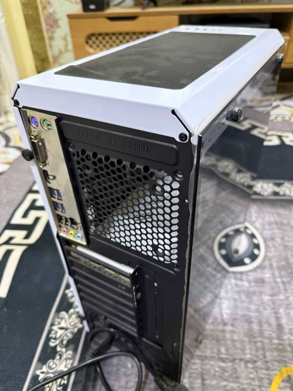 السلام عليكم
تجميعة للبيع 

المواصفات:

- المعالج: Ryzen 5 5500  
- كرت الشاشة: RX 580 8GB  
- الرام: 16GB (8×2) بتردد 3200MHz  
- المذربورد: B450  
- التخزين:  
  - SSD 256GB  
  - HDD 1TB  
- مزود الطاقة: 750W  
- الكيس: يحتوي على 4 مراوح تبريد

الجهاز مناسب للألعاب والبرامج الثقيلة ويعمل بكفاءة ممتازة.

السعر 600 الف وقابل للتفاوض


**إذا كنت صاحب هذا الإعلان وتريد حذفه لأي سبب، رجاءا أرسل رسالة إلى الدعم الفني**