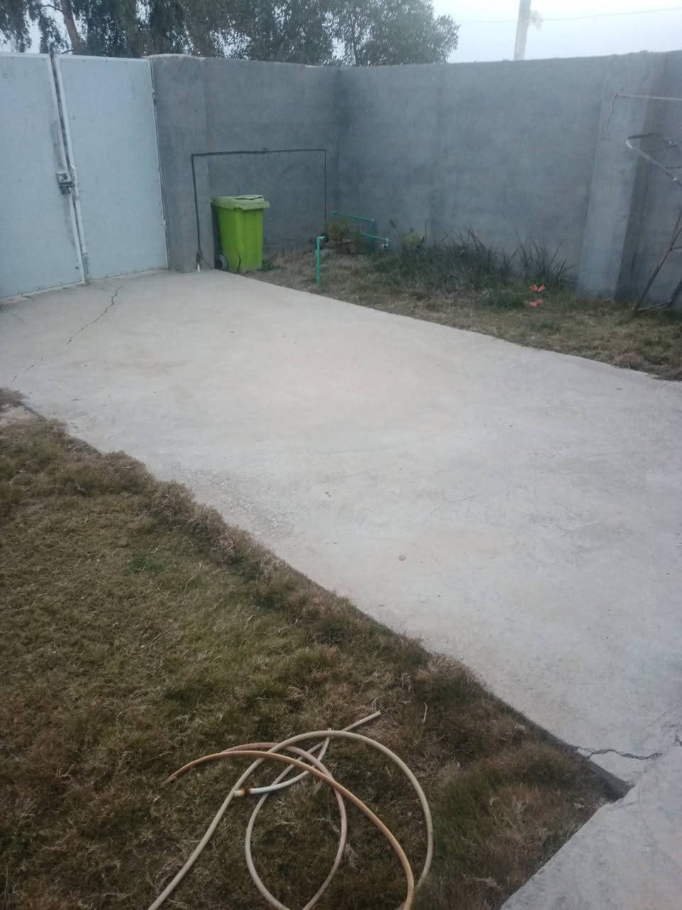 السلام عليكم بيت للبيع مع قطعه بتلو مدفون ومزفت وجاهز موقع ركن التبليط ماء كهرباء مولد سحب بلديه كل الخدمات مساحة القطعه مع البيت ٥٥٠ م تقريبآ
العنوان منطقة الزهراء الجوت سابقآ  السعر ٤٥ قابل للتفاوض
للإستفسار ***********
