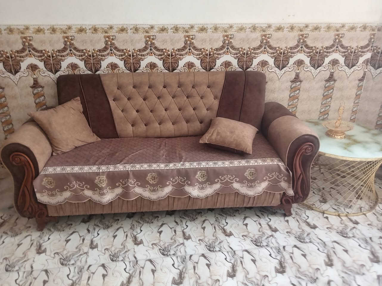 تخم 5 قطع مع 6 كوشات مستعمل قليل السعر 300 وبي مجال بسيك للشراي للأستفسار ***********
