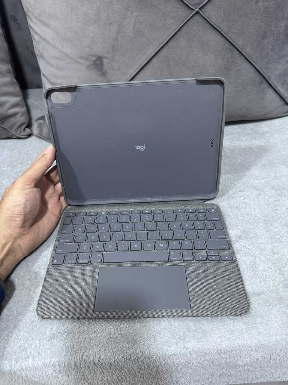Magic Keyboard 11 inch (Logitech)
ماجيك كيبورد نوع لوجيتك ممتاز جدا للاستخدام مع آيبادات برو ١١ انش لاستخدام الجيل الاول والثاني والثالث وجميع آيبادات حجم ١١ انش ، الكيبور في مميزات مرتبه موضحه بالرابط ادناه وموضح كم ثمنه بموقع الرسمي للشركة او eBay مش اقل من ١٥٠ وانا
بدي أبيعه بس ٧٥ و في مجال بشكل بسيط ويوجد توصيل 

https://www.logitech.com/en-eu/shop/p/combo-touch-ipad


**إذا كنت صاحب هذا الإعلان وتريد حذفه لأي سبب، رجاءا أرسل رسالة إلى الدعم الفني**