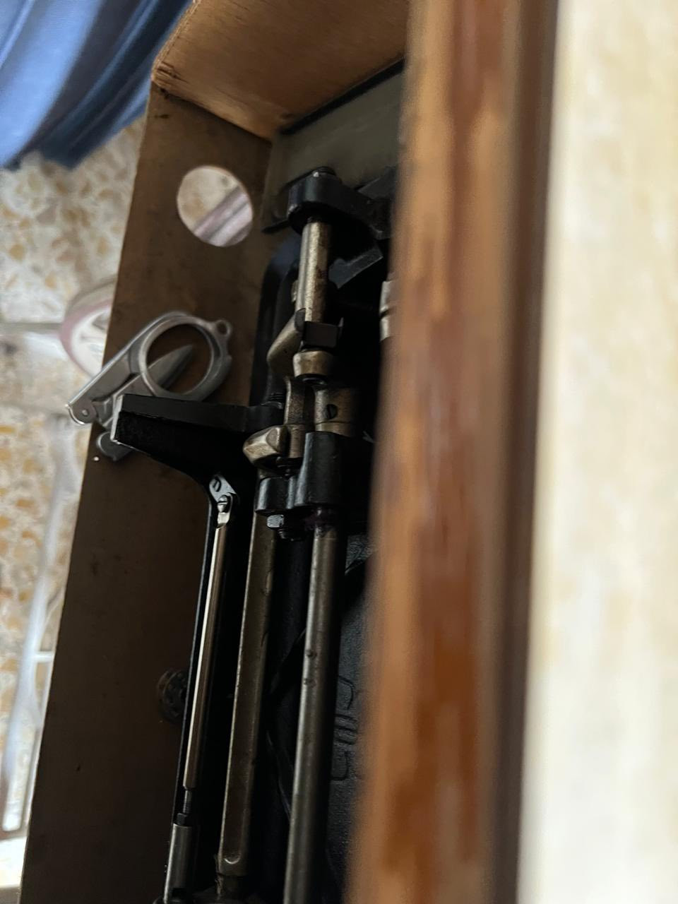 السلام عليكم
مكينة ام الفراشة صيني ام الصندوق مخزن
مع الماطور الكهربائي 
تشتغل نوعين الاول قايش بلقدمين
والثاني او كهربائي ماطور 
نظيفة جداً جداً استعمال بيت قليل
موقعها بغداد المنصور 
الشراي فقط يتواصل ***********
