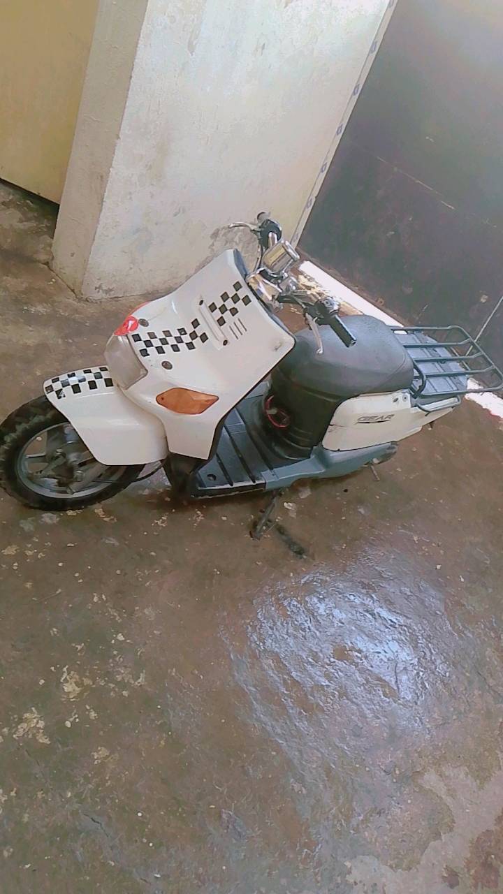 السلام عليكم دراجه كلاسك نقص كلوبات وباتري فقط نص هندر تشتغل محرك اخرس مكانه الأمين سعره 250 الف للاتصال ***********
