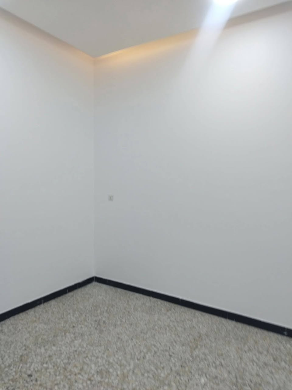 🏠 بيت للبيع – بناء حديث
📍 الموقع: حي الحشد – قريب من شارع الصداقة
🏗 نوع البناء: طابق واحد – تشييد حديث
📐 المساحة: 200 متر مربع
🔹 تفاصيل البيت:
غرف نوم: 2
صالات: 2
مطبخ حار + مطبخ بارد
غرفة استقبال
كراج كبير
✨ البيت مناسب للسكن العائلي وموقعه مميز وقريب من الخدمات.
📞 للاستفسار والاتصال:
***********
***********
📱 واتساب:
https://wa.me/9647879659200
