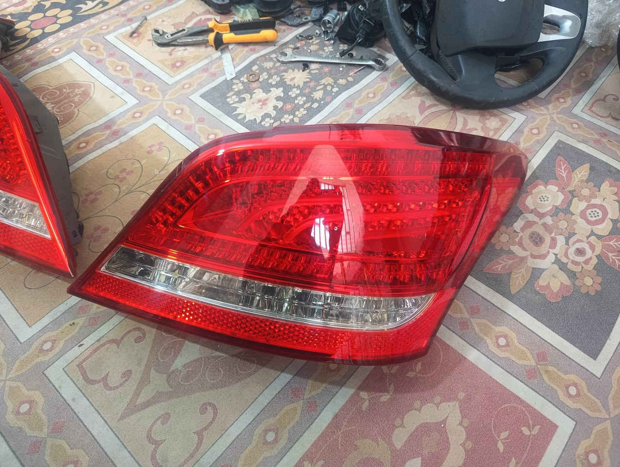 السلام عليكم بك لايت مال تفصيخ واحد جديد وثاني بي فطر صغير سعر الزوج 50 الف بغداد  رصافه اكو توصيل للمحافظات الاتصال ***********
