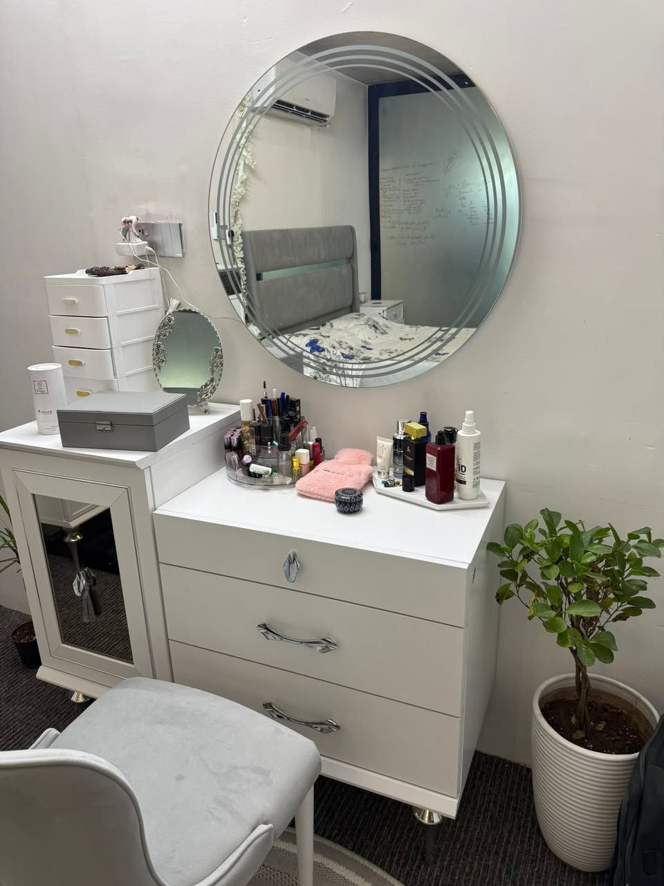 غرفة نوم استخدام سنة فقط اي عيب ما بيها ابد تركيا مشتريها من مجمع الطفيلي الصور كل التفاصيل بيها السعر على على الخاص او على الرقم هذا ***********
