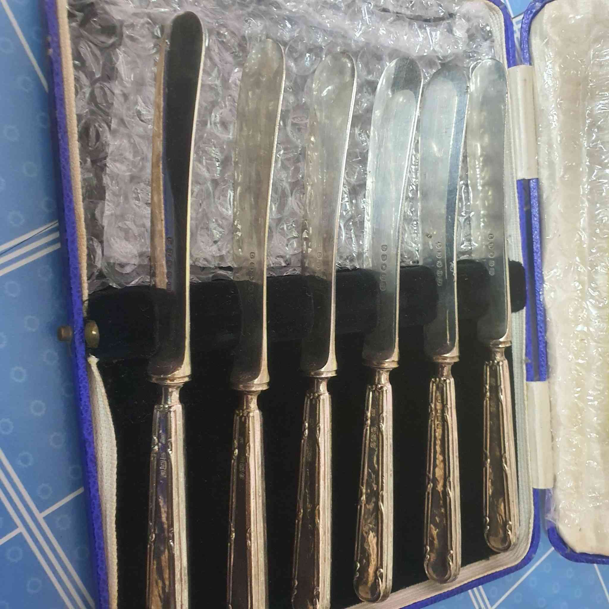 مجموعة سكاكين زبدة انتيكا من عام ١٩١٩ فضة بالكامل عيار ٢٩٥ ست قطع 
للتواصل على الخاص او الواتساب ***********
